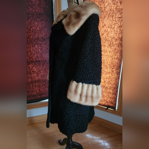 1950s Curly lamb wool and mink coat - Picture 7 of 16